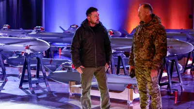 زيلينسكي في معرض لصواريخ بيكلو الأوكرانية