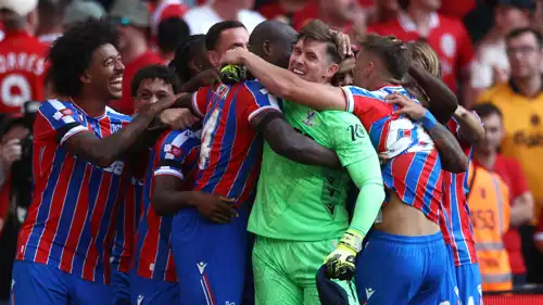 دين هندرسون مع زملائه في كريستال بالاس