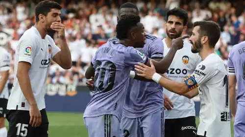 فينيسيوس جونيور في اشتباك مع لاعبي فالنسيا  