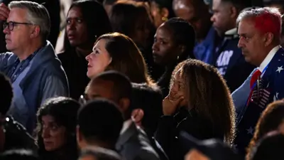 عدد من أنصار كامالا هاريس يتابعون نتائج الانتخابات