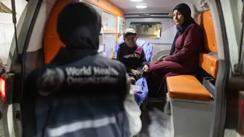 فلسطينيون يستعدون لمغادرة قطاع غزة للعلاج