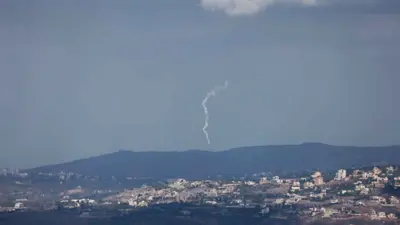 قنابل مضئية أطلقتها إسرائيل على أطراف بلدة الخيام جنوبي لبنان اليوم