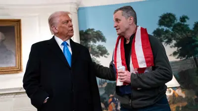 الرئيس الأمريكي خلال استقباله السجين المحرر مارك فوغل