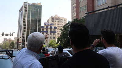 إيرانيون وسط العاصمة طهران