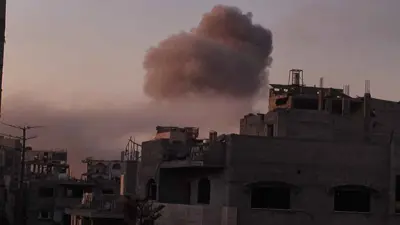 سحب الدخان تتصاعد جراء نسف المباني في قطاع غزة