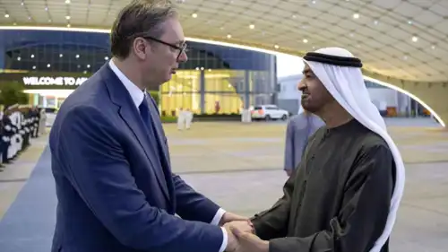 الرئيس الإماراتي خلال استقباله الرئيس الصربي