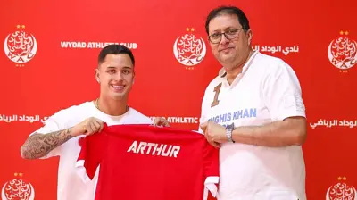 البرازيلي أرثور مع رئيس الوداد المغربي