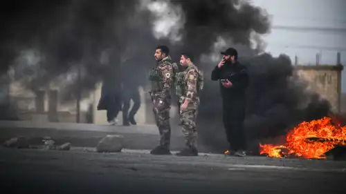 قوات من قسد قبل انسحابها من الطبقة في الرقة