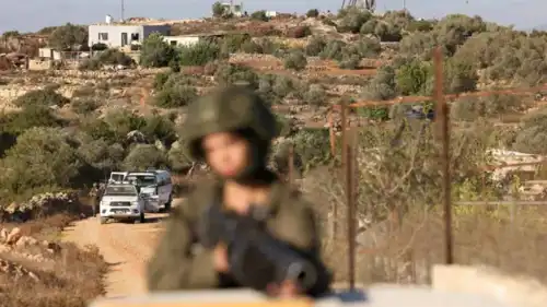 قوات إسرائيلية تمنع مزارعين فلسطينيين من دخول أراضيهم