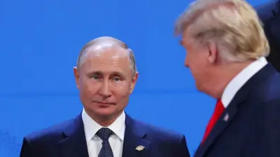 الرئيس الأمريكي دونالد ترمب مع الرئيس الروسي فلاديمير بوتين في لقاء سابق