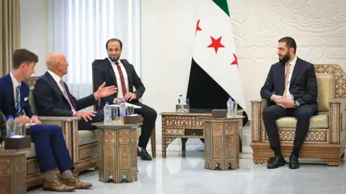 الرئيس السوري أحمد الشرع خلال لقائه المبعوث الأمريكي توماس باراك