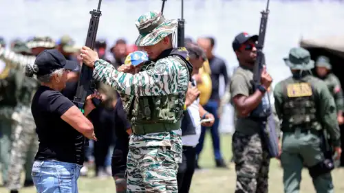 خلال تدريب المتطوعين الفنزويليين على السلاح