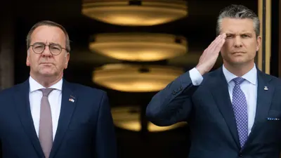 هيغسيث (يمين) وبيستوريوس (يسار)