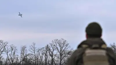 جندي أوكراني يطلق مسيرة على خط أمامي 