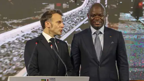 الرئيس الفرنسي إيمانويل ماكرون (يسار) ورئيس الجابون برايس أوليغي نغيما 