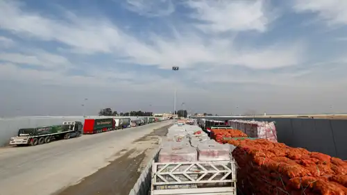 شاحنات مساعدات عند معبر رفح