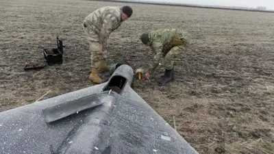 جنديان أوكرانيان قرب حطام طائرة مسيرة روسية 