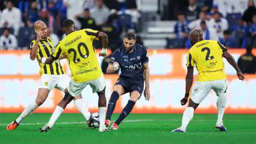 كريم بنزيما في مباراة الهلال والاتحاد