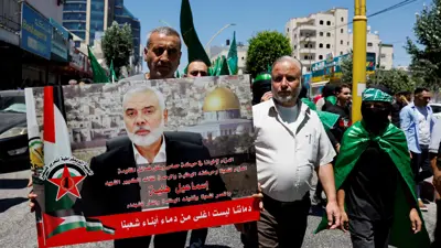 فلسطينيون يتظاهرون بعد اغتيال القيادي في حركة حماس إسماعيل هنية في إيران، في الخليل