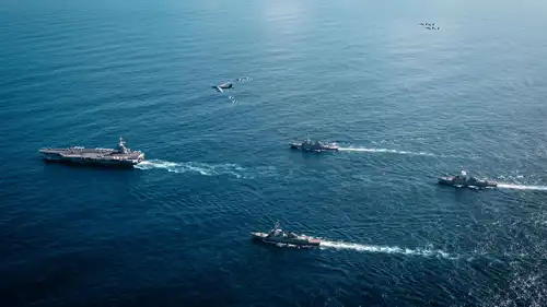 قطع بحرية أمريكية تتقدمها  حاملة طائرات