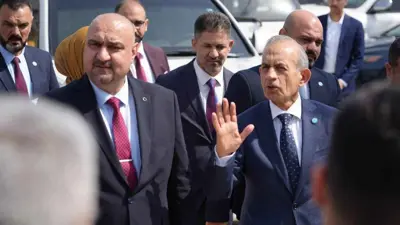 حسن توران (يمين)