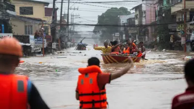 متضررون من الإعصار في مانيلا على متن قارب غمرته المياه