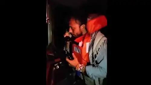 أحد أفراد أسطول الصمود يحاول التواصل مع السفن