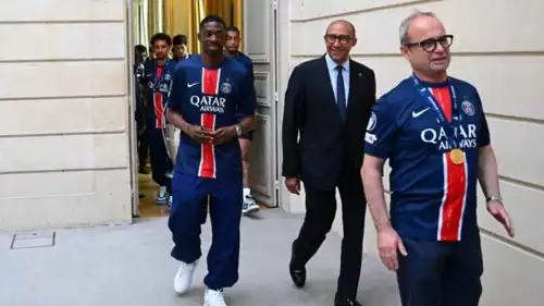 ديمبلي مع فيليب ديالو (وسط) بعد نهائي دوري أبطال أوروبا 2025