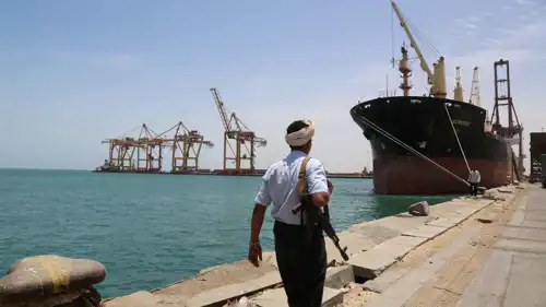 مسلح حوثي في قرب باخرة في مرفأ الحديدة