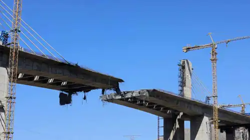 جسر بي 1 في مدينة كرج الإيرانية بعد تدميره من قبل أميركا