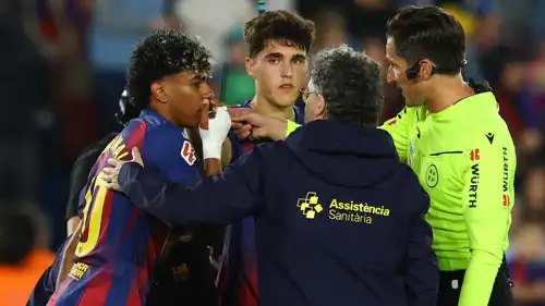 الحكم مونويرا مونتيرو خلال مباراة برشلونة وسيلتا فيغو