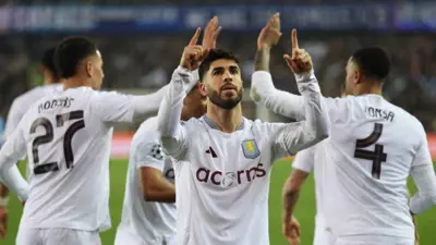 ماركو أسينسيو يحتفل بهدفه مع أستون فيلا