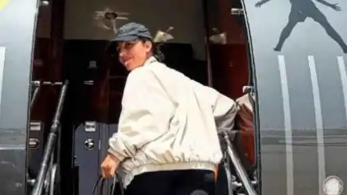 جورجينيا رودريغيز وهي تركب طائرة كريستيانو رونالدو