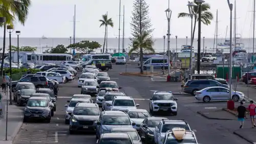 أشخاص يفرون من شواطئ  هاواي خوفا من تسونامي