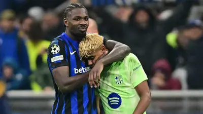 لاعبو إنتر ميلان يواسون نجوم برشلونة