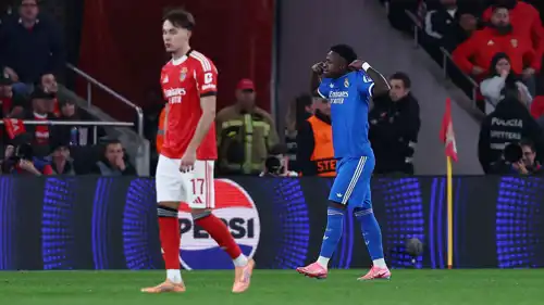 فينيسيوس بعد هدفه في مرمى بنفيكا