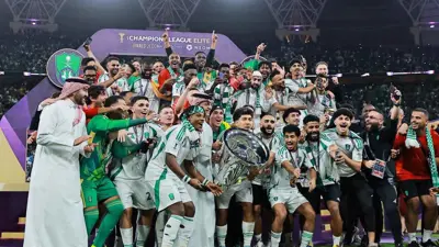 فيرمينو مع لاعبي الأهلي السعودي