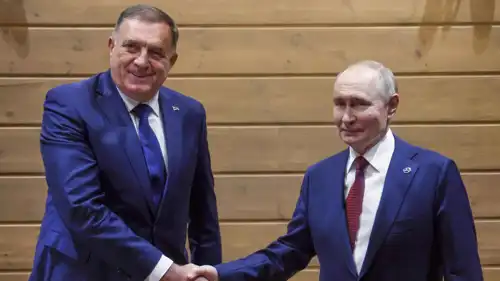 الرئيس الروسي فلاديمير بوتين يصافح الزعيم الصربي ميلوراد دوديك. 