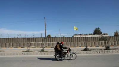 علم "قسد" على أسوار سجن الصناعة في الحسكة