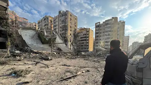 مباني متضررة بعد غارة إسرائيلية على الضواحي الجنوبية لبير