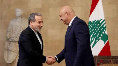 عراقجي يصافح الرئيس اللبناني