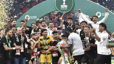 شيكابالا يحمل كأس السوبر الأفريقي