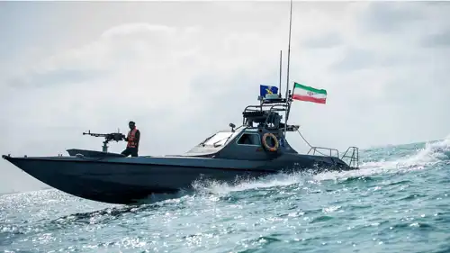 زورق تابع لبحرية "الحرس الثوري" الإيراني