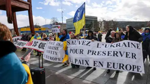 متظاهرون في جنيف خلال المفاوضات الروسية–الأوكرانية