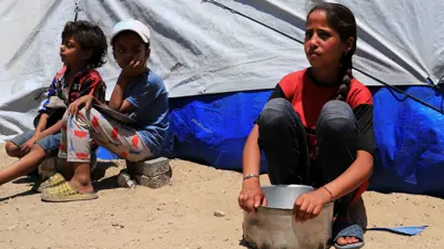 أطفال يأملون الحصول على الغذاء في قطاع غزة