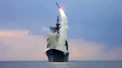 قوات أمريكية بخرية تطلق صاروخ توماهوك