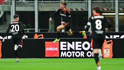 نيكو باز يحتفل بهدفه في شباك ميلان