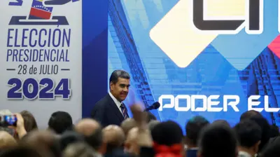 الرئيس الفنزويلي نيكولاس مادورو يصل إلى المجلس الانتخابي الوطني 