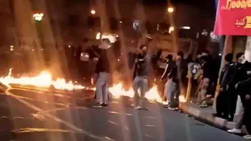 محتجون يشعلون النار في أحد شوارع إيران