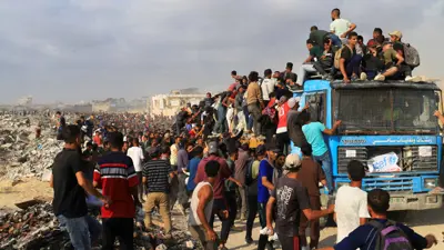 غزيون يحاولون الحصول على مساعدات